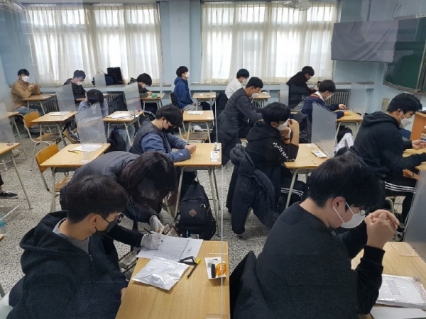 2021학년도 대학수학능력검정시험(수능)이 치뤄진 3일 오전 성남시 중원구 성남고등학교에서 수험생들이 시험 시작을 기다리고 있다. 경기사진공동취재단