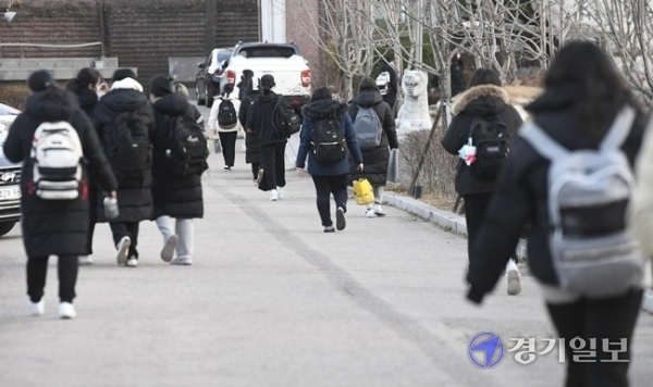 2021학년도 대학수학능력시험일인 3일 오전 수원시 효원고등학교 고사장 앞이 코로나19 확산으로 수능 응원이 금지되면서 예년에 비해 한산한 모습을 보이고 있다.조주현 기자