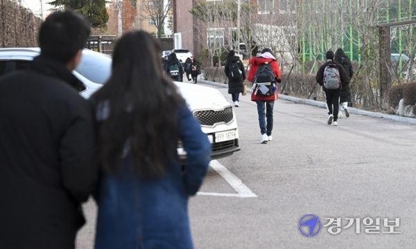 2021학년도 대학수학능력시험일인 3일 오전 수원시 효원고등학교 고사장 앞이 코로나19 확산으로 수능 응원이 금지되면서 예년에 비해 한산한 모습을 보이고 있다.조주현 기자