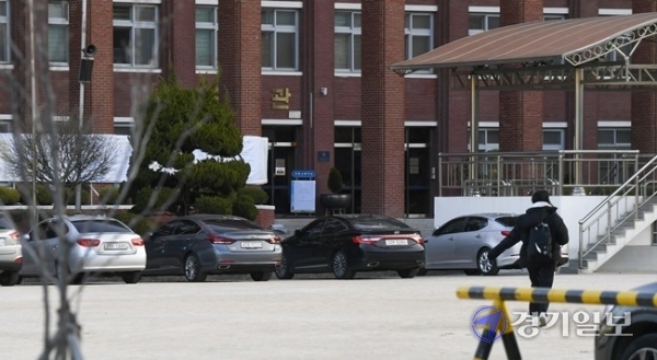2021학년도 대학수학능력시험일인 3일 오전 수원시 효원고등학교 고사장 앞이 코로나19 확산으로 수능 응원이 금지되면서 예년에 비해 한산한 모습을 보이고 있다.조주현 기자