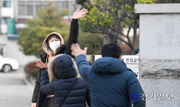 2021학년도 대학수학능력시험일인 3일 오전 인천시교육청 25지구 제17시험장인 부평구 부평고등학교에서 한 수험생이 학부모들에게 손을 흔들며 시험장으로 들어서고 있다. 장용준 기자