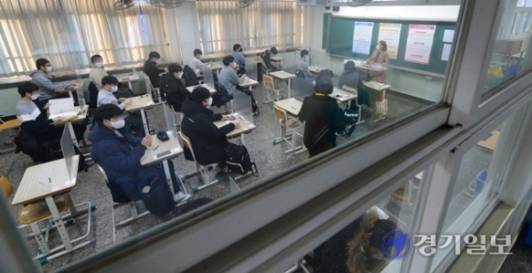 2021학년도 대학수학능력시험일인 3일 오전 인천시교육청 25지구 제17시험장인 부평구 부평고등학교에서 수험생들이 칸막이가 설치된 시험장에서 시험을 치르고 있다. 장용준 기자