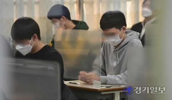 2021학년도 대학수학능력시험일인 3일 오전 인천시교육청 25지구 제17시험장인 부평구 부평고등학교에서 수험생들이 칸막이가 설치된 시험장에서 시험을 치르고 있다. 장용준 기자