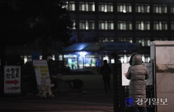2021학년도 대학수학능력시험일인 3일 오전 인천시교육청 25지구 제17시험장인 부평구 부평고등학교에서 한 학부모가 어둠속에서 일찌감치 시험장으로 들어가는 수험생을 지켜보고 있다. 장용준기자