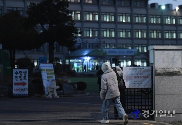 2021학년도 대학수학능력시험일인 3일 오전 인천시교육청 25지구 제17시험장인 부평구 부평고등학교에서 한 수험생이 어둠속에서 일찌감치 시험장으로 들어가고 있다. 장용준기자