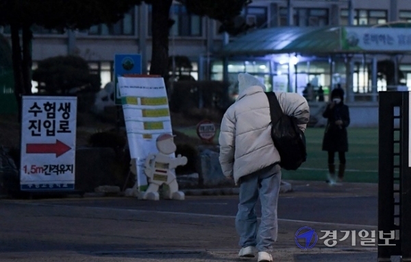 2021학년도 대학수학능력시험일인 3일 오전 인천시교육청 25지구 제17시험장인 부평구 부평고등학교에서 한 수험생이 어둠속에서 일찌감치 시험장으로 들어가고 있다. 장용준기자