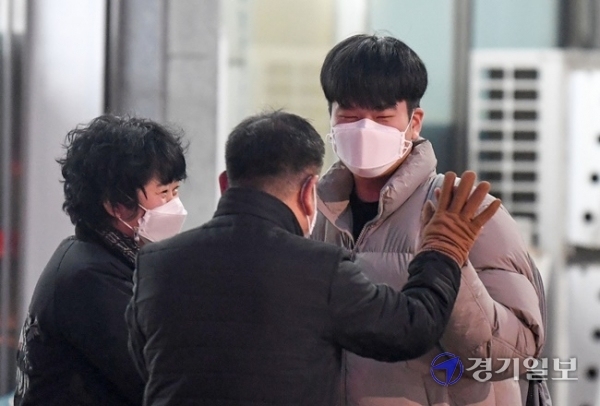 2021학년도 대학수학능력시험일인 3일 오전 인천시교육청 25지구 제17시험장인 부평구 부평고등학교에서 학부모들이 수험생의 손을 맞잡으며 응원을 해주고 있다. 장용준 기자
