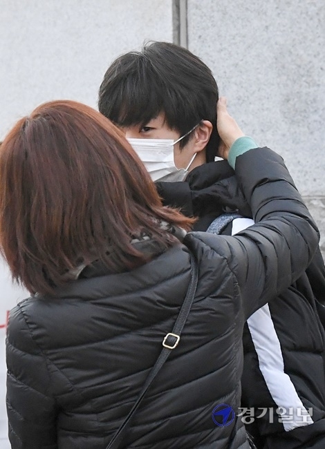 2021학년도 대학수학능력시험일인 3일 오전 인천시교육청 25지구 제17시험장인 부평구 부평고등학교에서 한 학부모가 시험장을 들어서는 수험생의 머리를 쓰다듬으며 응원을 해주고 있다. 장용준 기자