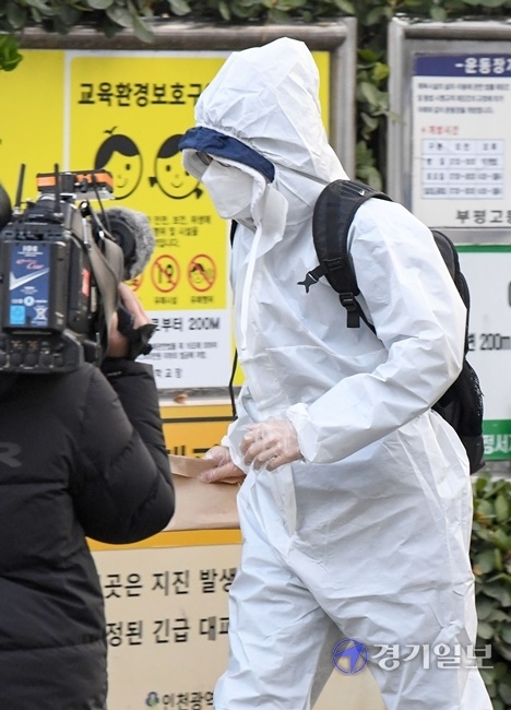 2021학년도 대학수학능력시험일인 3일 오전 인천시교육청 25지구 제17시험장인 부평구 부평고등학교에서 한 수험생이 방역복을 입은 채 시험장으로 들어서고 있다. 장용준 기자