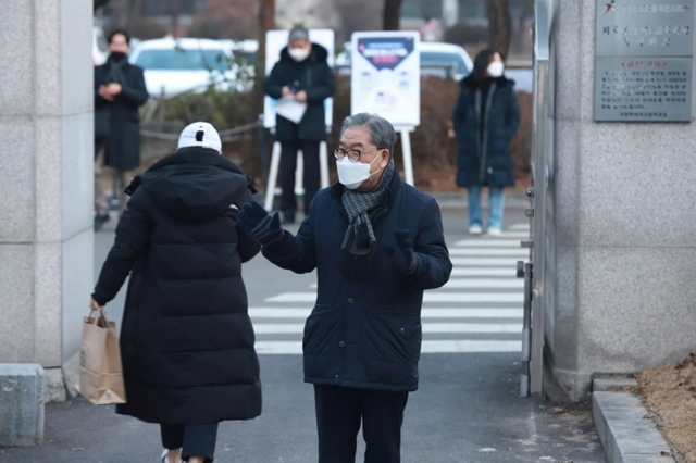 ▲ 이재정 경기도교육감이 12월3일 의정부여고 앞에서 입실하는 수험생을 응원하고 있다(사진_경기도교육청)