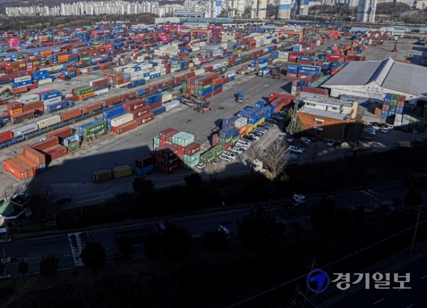 가파르게 떨어지는 원·달러 환율에 수출기업과 외환당국에 비상이 걸렸다. 4일 오전 의왕컨테이너기지(ICD)에 어두운 그림자가 비추고 있다. 이날 오전 11시 17분 기준 원/달러 환율은 달러당 1,089.40원으로 수출기업들이 마지노선으로 여기는 환율 수준인 1100원선이 깨졌다. 조주현 기자