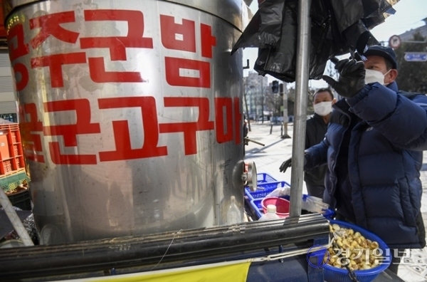 올겨울 들어 가장 추운 날씨를 보인 4일 오후 수원시 권선구 한 거리에서 상인이 군고구마와 군밤을 팔고 있다. 상인은 “군고구마는 날씨가 추울수록 잘 팔려요