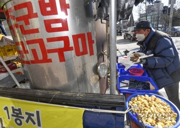 올겨울 들어 가장 추운 날씨를 보인 4일 오후 수원시 권선구 한 거리에서 상인이 군고구마와 군밤을 팔고 있다. 상인은 “군고구마는 날씨가 추울수록 잘 팔려요