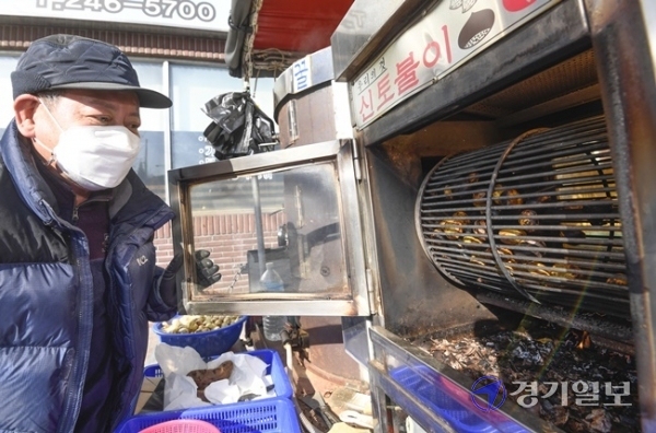 올겨울 들어 가장 추운 날씨를 보인 4일 오후 수원시 권선구 한 거리에서 상인이 군고구마와 군밤을 팔고 있다. 상인은 “군고구마는 날씨가 추울수록 잘 팔려요