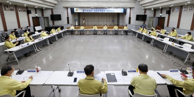 지난 3일 오후 도의회 1층 대회의실에서 열린 ‘코로나19 비상대책본부 10차 전체회의’. 경기도의회