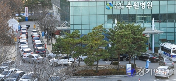 코로나19 ‘3차 대유행’이 확산세를 보이면서 하루 확진자 수가 9개월 만에 최다 규모인 600명대를 넘어선 4일 오후 경기도의료원 수원병원에서 코로나19 검사를 받으려는 시민들이 탄 차량들이 줄지어 선 채 순서를 기다리고 있다. 조주현 기자