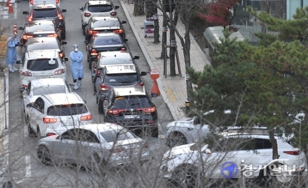 코로나19 ‘3차 대유행’이 확산세를 보이면서 하루 확진자 수가 9개월 만에 최다 규모인 600명대를 넘어선 4일 오후 경기도의료원 수원병원에서 코로나19 검사를 받으려는 시민들이 탄 차량들이 줄지어 선 채 순서를 기다리고 있다. 조주현 기자