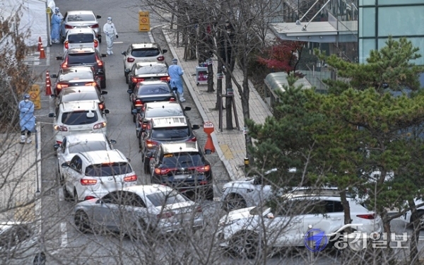 코로나19 ‘3차 대유행’이 확산세를 보이면서 하루 확진자 수가 9개월 만에 최다 규모인 600명대를 넘어선 4일 오후 경기도의료원 수원병원에서 코로나19 검사를 받으려는 시민들이 탄 차량들이 줄지어 선 채 순서를 기다리고 있다. 조주현 기자