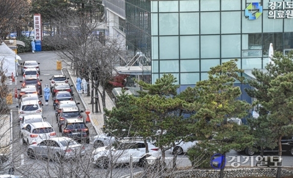 코로나19 ‘3차 대유행’이 확산세를 보이면서 하루 확진자 수가 9개월 만에 최다 규모인 600명대를 넘어선 4일 오후 경기도의료원 수원병원에서 코로나19 검사를 받으려는 시민들이 탄 차량들이 줄지어 선 채 순서를 기다리고 있다. 조주현 기자