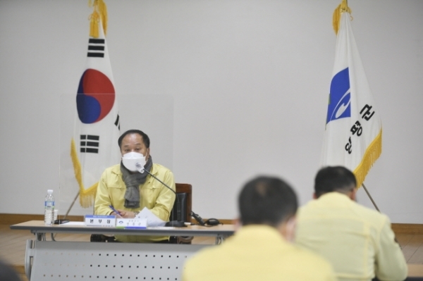 양평군의 12월 들어서만 코로나 19 확진자가 42명으로 급증하자 5일 오후 긴급회의를 열고 사회적 거리두기 2.5+α로 격상키로했다.