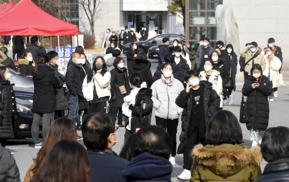 ▲ 논술고사 끝 ♣♣수도권 주요 대학들의 2021학년도 대입 수시모집 논술시험이 시작됐다. 지난 5일 오후 논술시험이 실시된 용인시 수지구 단국대학교 죽전캠퍼스에서 시험을 마친 수험생들이 학교를 빠져나오고 있다. ♣♣조주현기자