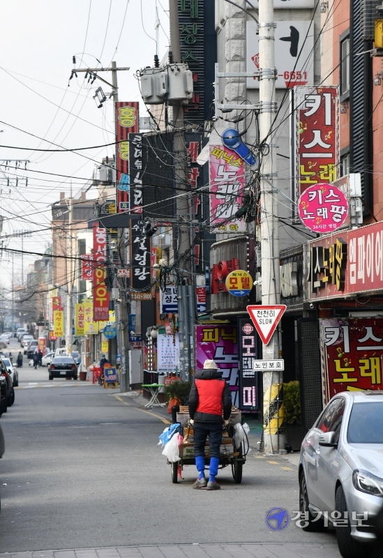 6일 오후 수원시 장안구 거북시장 일대가 손님이 거의없어 썰렁한 모습을 보이고 있다. 코로나19로 인한 경기불황 대책으로 정부는 3조원 규모로 편성된 3차 재난지원금을 최대한 빨리 소상공인, 자영업자 등에게 지원할 방침이다. 김시범기자