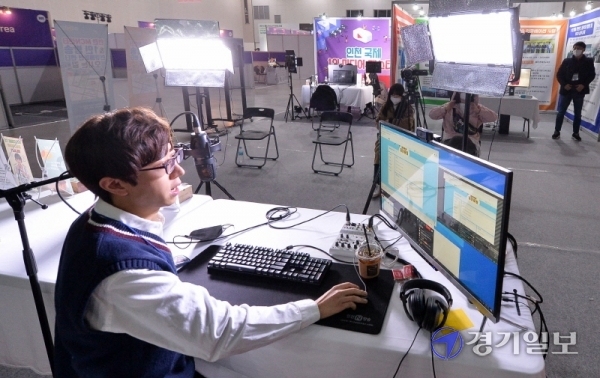 6일 인천 송도국제도시 컨벤시아에서 '2020 인천 국제 1인 미디어 페스티벌' 행사에 참가한  크리에이터들이 저마다 방송을 하고 있다. 장용준기자