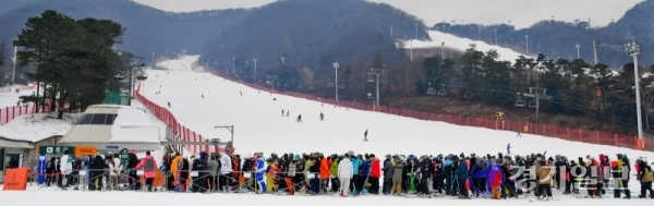 6일 오후 경기도내 한 스키장 리프트 탑승장에서 이용객들이 사회적 거리두기를 무시한 채 길게 줄을 서있다. 이날 정부가 수도권 사회적 거리두기를 2,5단계로 격상한다고 발표한 가운데 인파가 몰리는 도내 주요 스키장들의 방역대책 강화가 요구되고 있다. 윤원규기자