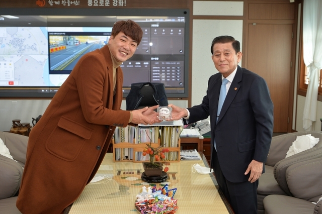 ▲ 김광현선수 강화군청 방문 (2)