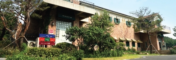 2001년 남양주시 화도읍 북한강변에 문을 연 서호미술관은 복합문화전시공간으로 개관이래 꾸준히 전시와 문화행사를 개최하며 지역사회 발전에 이바지하고 있다.