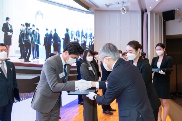 (주)대흥정보 여범수 대표이사가 과학기술정보통신부 최기영 장관에게 표창을 수여 받고 있다. (주)대흥정보 제공