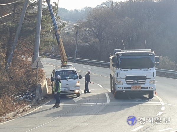 안성시 금광면 상중리 지방도 급경사 내리막길과 급커브 구간. 이 때문에 이곳에서 차량 전복사고가 반복적으로 발생하고 있다는 지적이다. 박석원기자