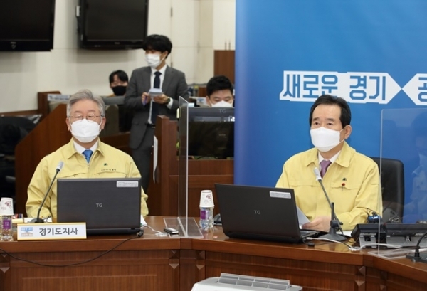 정세균 국무총리가 9일 오전 경기도청에서 이재명 경기도지사 등 관계자들이 참석한 가운데 코로나19 중앙재난안전대책본부 회의를 진행하고 있다. 경기도 제공