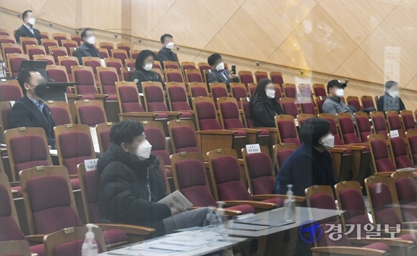 화성시 동탄신도시와 수원·오산시를 운행할 ‘동탄 도시철도’가 2023년 말 착공돼 2027년부터 운행될 것으로 전망된다. 경기도는 이 같은 내용의 ‘동탄 도시철도 기본계획 전략환경영향평가서’를 고시하고 주민설명회를 개최했다. 9일 오전 화성시 영천동 다원이음터도서관 대강장에서 공청회 및 설명회가 열리고 있다. 조주현기자