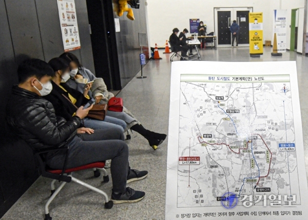 화성시 동탄신도시와 수원·오산시를 운행할 ‘동탄 도시철도’가 2023년 말 착공돼 2027년부터 운행될 것으로 전망된다. 경기도는 이 같은 내용의 ‘동탄 도시철도 기본계획 전략환경영향평가서’를 고시하고 주민설명회를 개최했다. 9일 오전 화성시 영천동 다원이음터도서관 대강장에서 공청회 및 설명회가 열리고 있다. 조주현기자