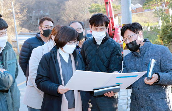 금광면 상중리 교통사고 현장 방문한 김보라 안성시장. 안성시 제공