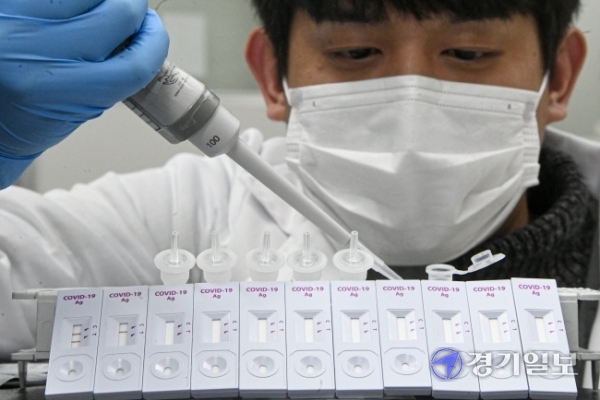 9일 오후 수원시 영통구 에스디바이오센서에서 연구원이 코로나19 신속 항원진단키트를 시연하고 있다. 수원시는 신속항원검사를 도입해 요양병원과 사회복지시설 등 방역취약시설에 우선 보급할 계획이다. 윤원규기자