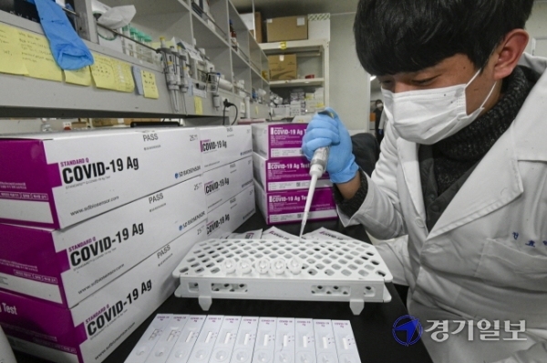 9일 오후 수원시 영통구 에스디바이오센서에서 연구원이 코로나19 신속 항원진단키트를 시연하고 있다. 수원시는 신속항원검사를 도입해 요양병원과 사회복지시설 등 방역취약시설에 우선 보급할 계획이다. 윤원규기자