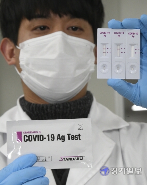 9일 오후 수원시 영통구 에스디바이오센서에서 연구원이 코로나19 신속 항원진단키트를 시연하고 있다. 수원시는 신속항원검사를 도입해 요양병원과 사회복지시설 등 방역취약시설에 우선 보급할 계획이다. 윤원규기자