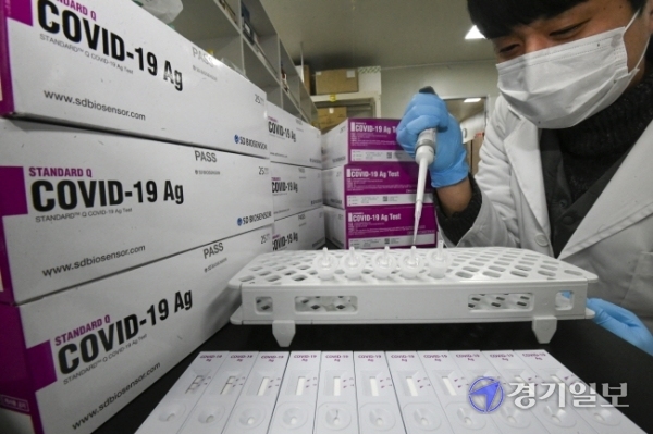 9일 오후 수원시 영통구 에스디바이오센서에서 연구원이 코로나19 신속 항원진단키트를 시연하고 있다. 수원시는 신속항원검사를 도입해 요양병원과 사회복지시설 등 방역취약시설에 우선 보급할 계획이다. 윤원규기자