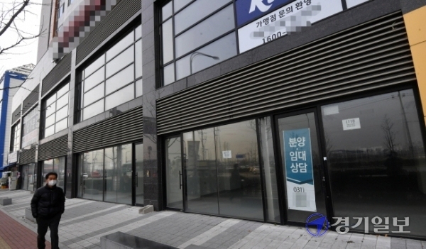 코로나19 여파로 소상공인들의 휴, 폐업이 급증하고 있는 가운데 9일 오후 수원시 권선구 호매실동 한 상가건물 1층의 점포 대부분이 공실로 남은 채 분양 및 임대 현수막이 붙어있다. 김시범기자