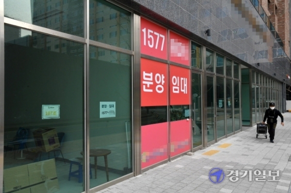 코로나19 여파로 소상공인들의 휴, 폐업이 급증하고 있는 가운데 9일 오후 수원시 권선구 호매실동 한 상가건물 1층의 점포 대부분이 공실로 남은 채 분양 및 임대 현수막이 붙어있다. 김시범기자