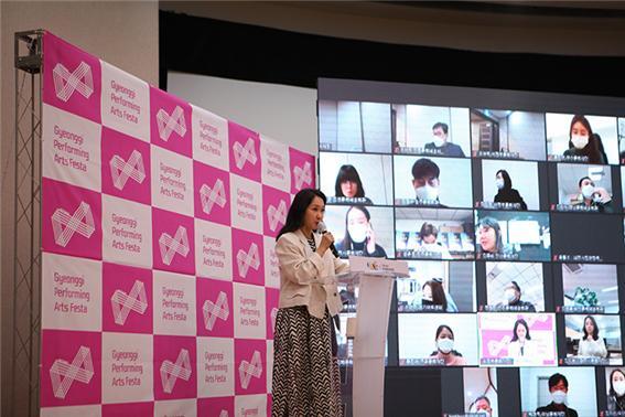 ▲ 배우 배해선이 온택트 공연중매프로젝트의 사회를 맡아 진행하고 있다