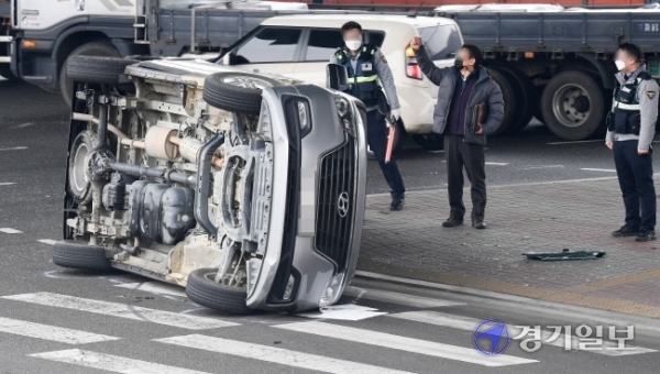 10일 오전 인천 중구 항동 서해사거리에서 승용차 전도 사건이 발생해 경찰과 보험회사 관계자가 사고 수습을 하고 있다. 장용준기자