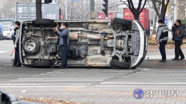 10일 오전 인천 중구 항동 서해사거리에서 승용차 전도 사건이 발생해 경찰과 보험회사 관계자가 사고 수습을 하고 있다. 장용준기자