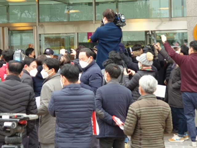 ▲ 공청회장 진입 시도