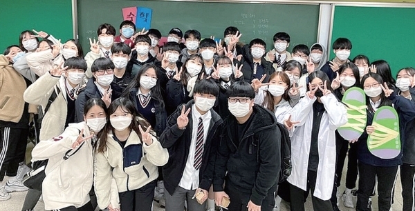 광명 광휘고등학교 학생들이 수학 말하기 대회 후 단체 사진 모습.