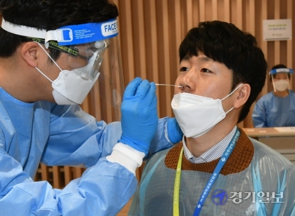 10일 오후 수원 아주대학교 요양병원에서 의료진이 신속 항원검사 키트를 이용한 코로나19 항원검사를 시연하고 있다.  신속 항원검사 키트는 코로나19 감염 여부를 15분 만에 알 수 있는 검사도구이다. 김시범기자