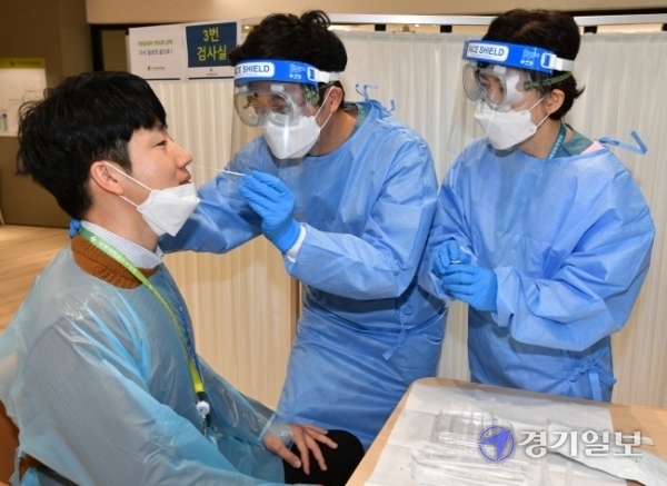 10일 오후 수원 아주대학교 요양병원에서 의료진이 신속 항원검사 키트를 이용한 코로나19 항원검사를 시연하고 있다.  신속 항원검사 키트는 코로나19 감염 여부를 15분 만에 알 수 있는 검사도구이다. 김시범기자