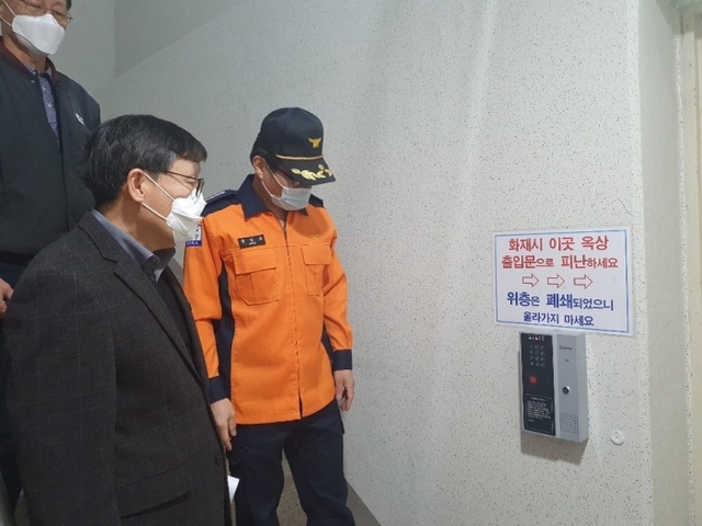 의왕소방서(서장 홍장표)가 11일 오전동 서해그랑블에서 겨울철 화재피해 제로를 위해 현장 지도에 나섰다. 의왕소방서